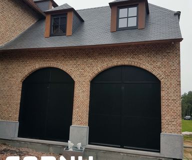 Camba Cornu Emblem Houten Bi Sectionale garage poorten in zwart